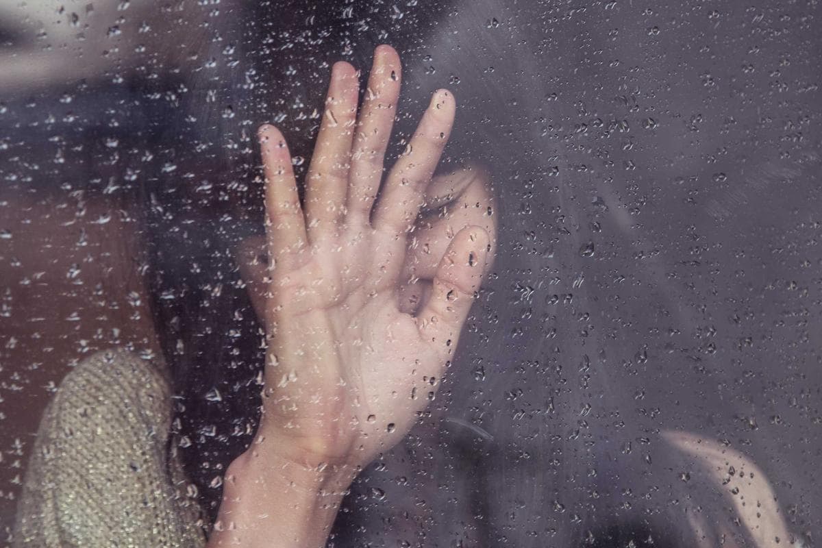 Convidada emocionada durante a cerimônia de casamento